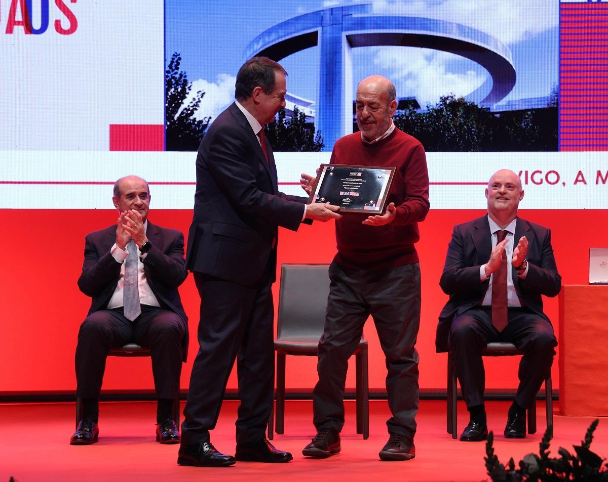 Entrega del Vigués Distinguido al colegio Quiñones de León.