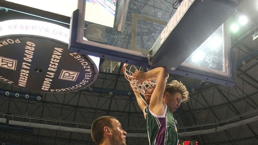 Kuzminskas, el mejor del Unicaja ayer con 24 de valoración, se cuelga del aro rival.