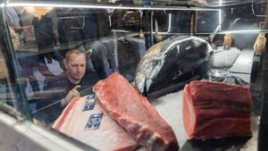 Un visitante observa unos cortes de salmón rojo en uno de los estands de la feria Seafood.