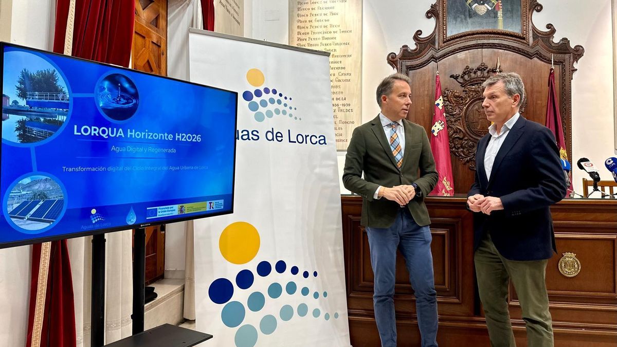 Fulgencio Gil y Francisco Reyes durante la presentación de 'LORQUA H2026'