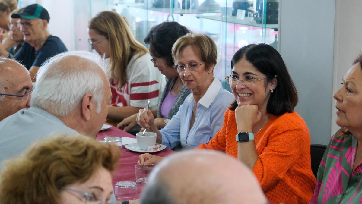 Carolina Darias en el encuentro con personas mayores para presentarles las propuestas electorales del PSOE de Las Palmas de Gran Canaria.