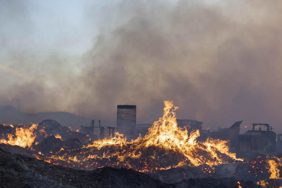 Incendio en Tenerife: continúan los trabajos de bomberos, que pueden durar varios días