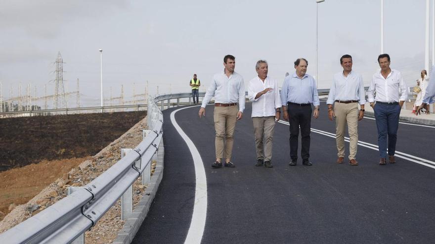 Reabre la carretera de acceso al cementerio de La Fuensanta casi cuatro años después y al alcalde de Córdoba pide «perdón» a los vecinos