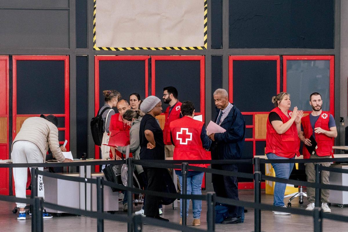 Primer día de asesoramiento para la regularización extraordinaria en la Fira de Montjuïc