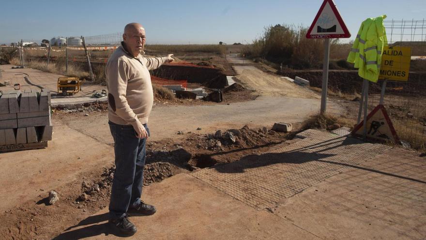 Un vecino muestra los trabajos que cortan el acceso al Grau Vell.