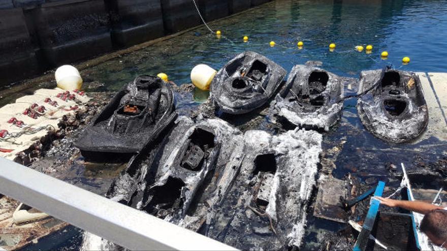 Prenden fuego en Las Américas a 10 motos de agua y una lancha