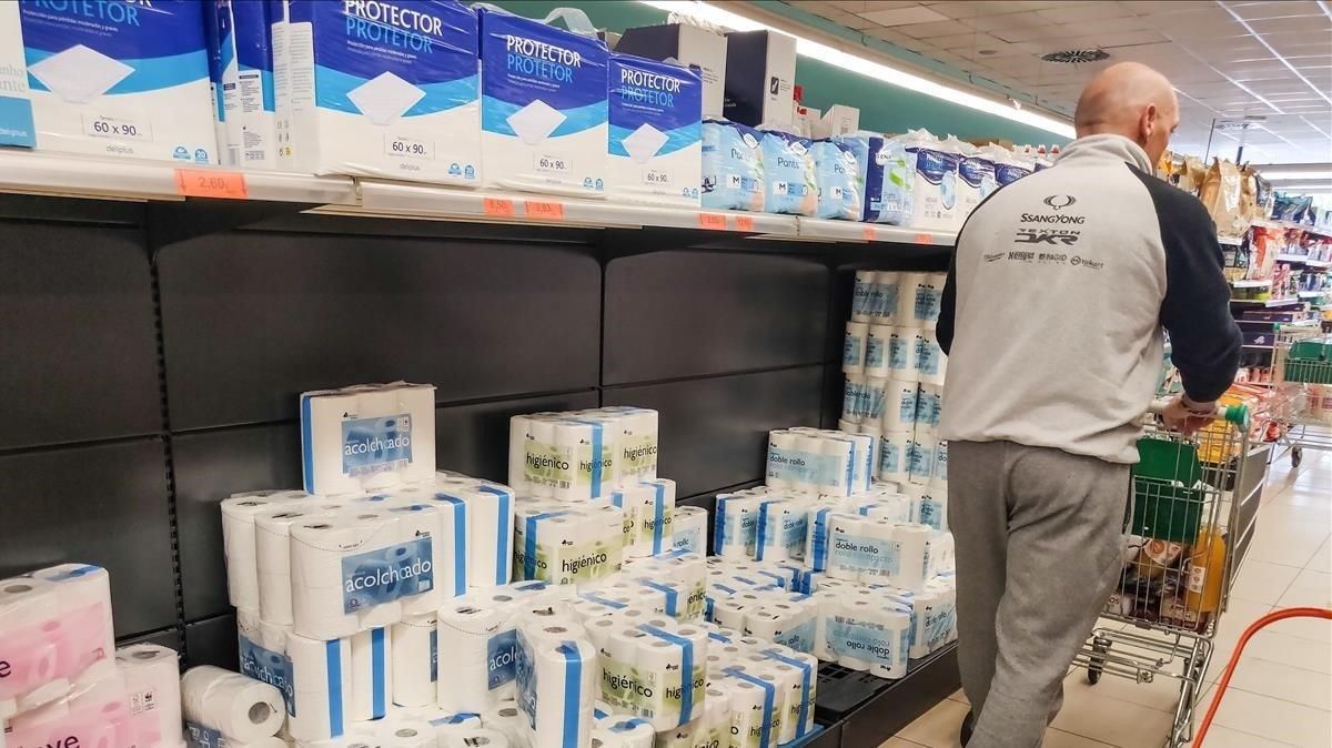 zentauroepp52717074 graf4941 madrid 10 03 2020 varios clientes realizan la c200310185230 zentauroepp52717074 graf4941 madrid 10 03 2020 varios clientes realizan la c200310185230