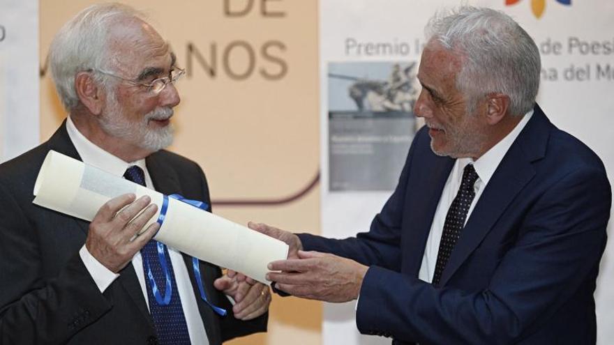 Pedro de Silva entrega a Juan Pedro Aparicio el Premio Internacional de Ensayo &quot;Jovellanos&quot;.