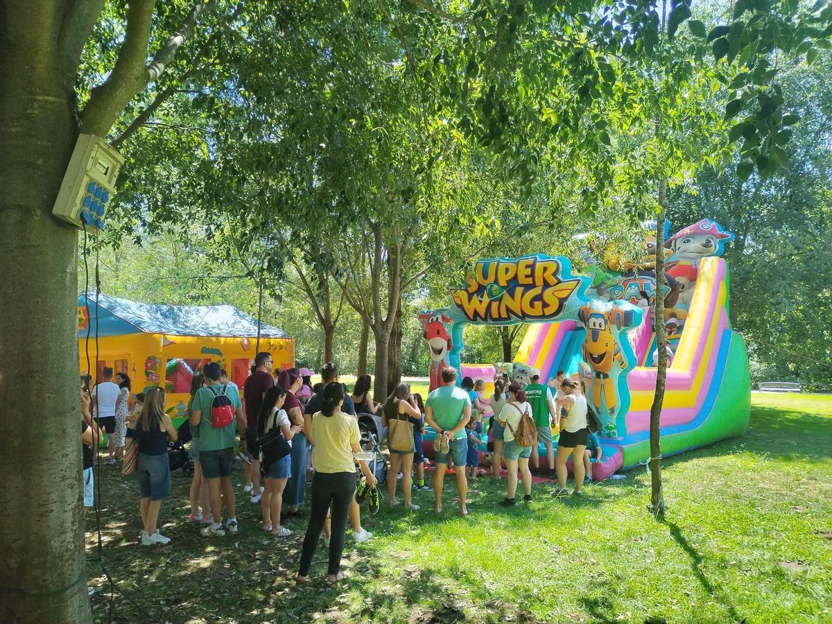 Castillos hinchables, en el parque de La Isla, por la feria de Plasencia.