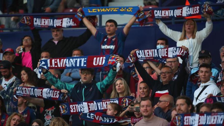 La afición animó desde el primer segundo en el último partido. | F. CALABUIG