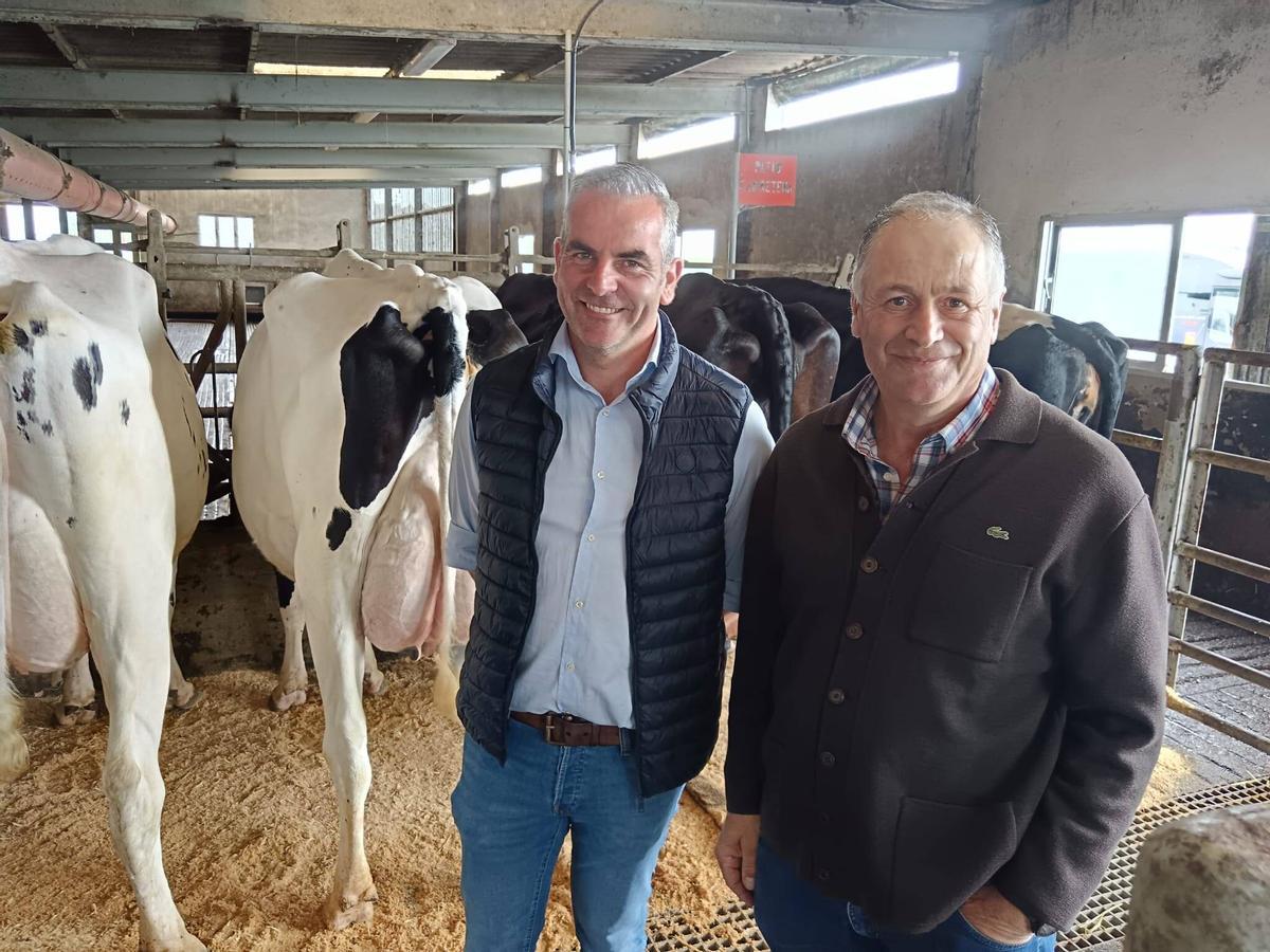 Javier Álvarez, a la derecha, en la ganadería La Peruyeira.