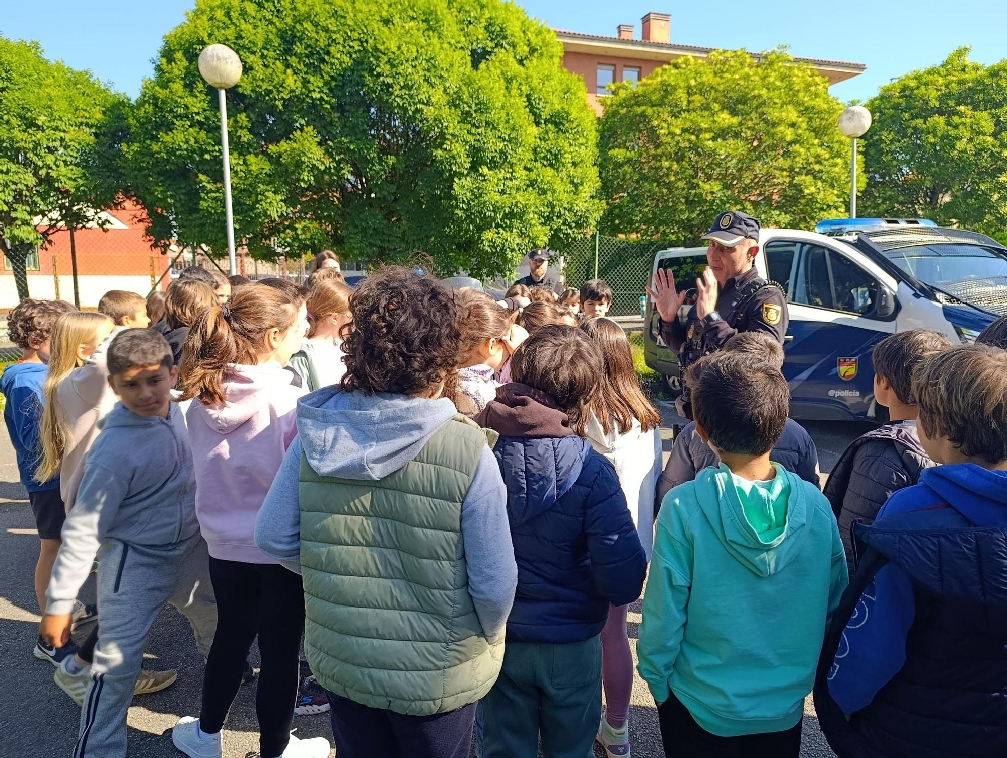 Así fue la exhibición de la Policía Nacional en el colegio La Fresneda, en Siero