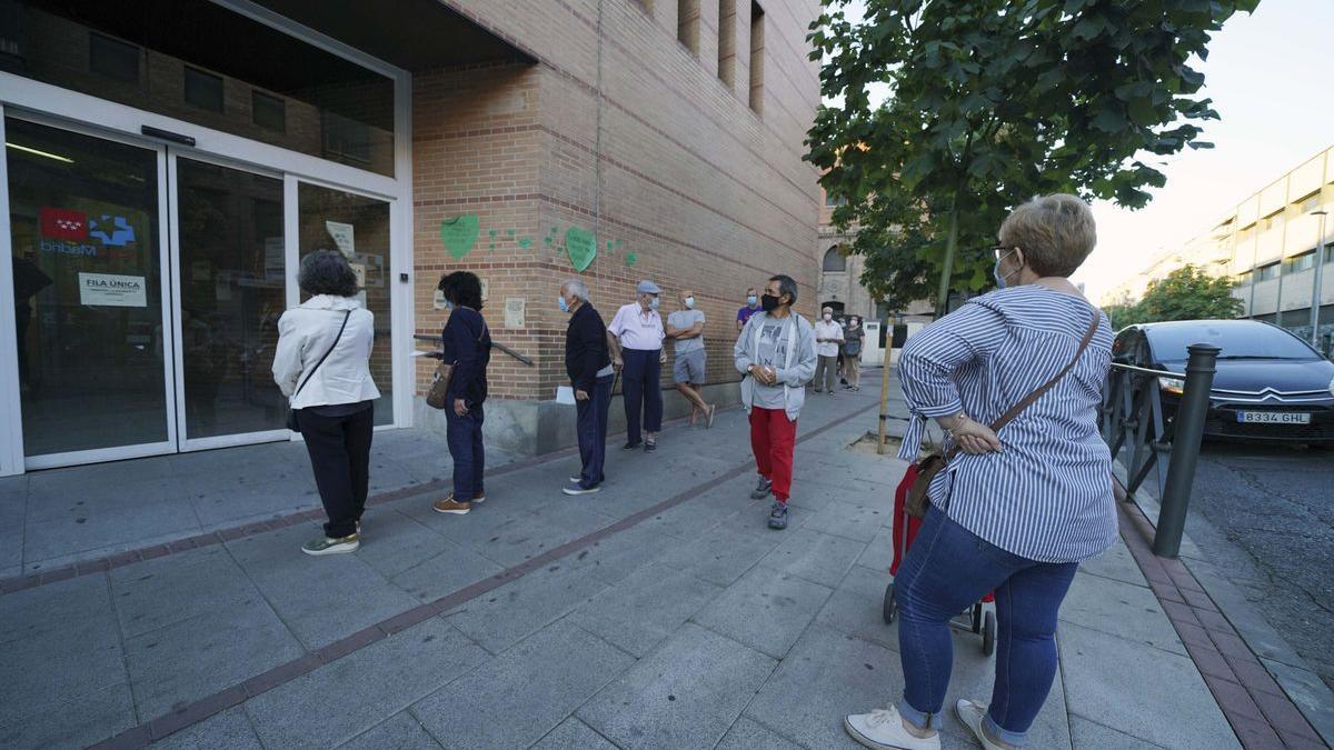 Colas ante un centro de salud en la primera ola de la pandemia.