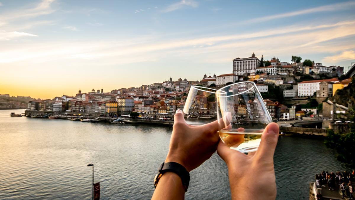 Brindis al atardecer frente a Oporto, una ciudad que invita a descubrir Portugal con calma y todos los sentidos.