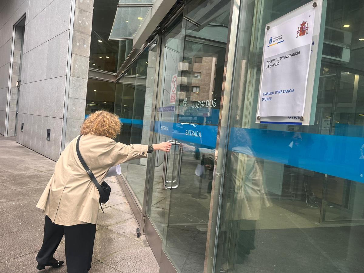 La cartelería, en papel, anunciando el acceso al nuevo tribunal de instancia