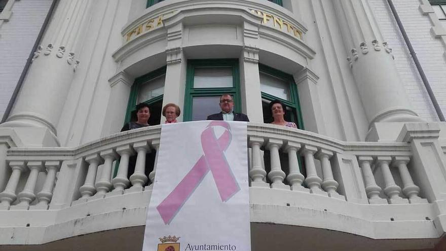 Valdés exhibe su imagen solidaria con una pancarta contra el cáncer