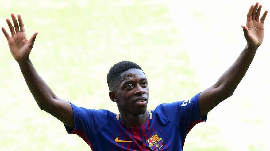 Dembélé saluda a su nueva afición desde el césped del Camp Nou.