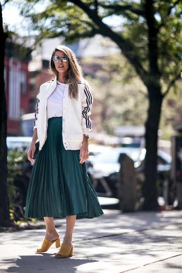 Looks de primavera: falda plisada y chaqueta deportiva