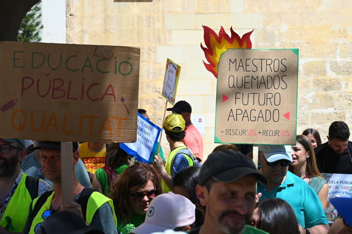 Los profesores se manifiestan en la Plaça de Baix de Elche por la educación pública