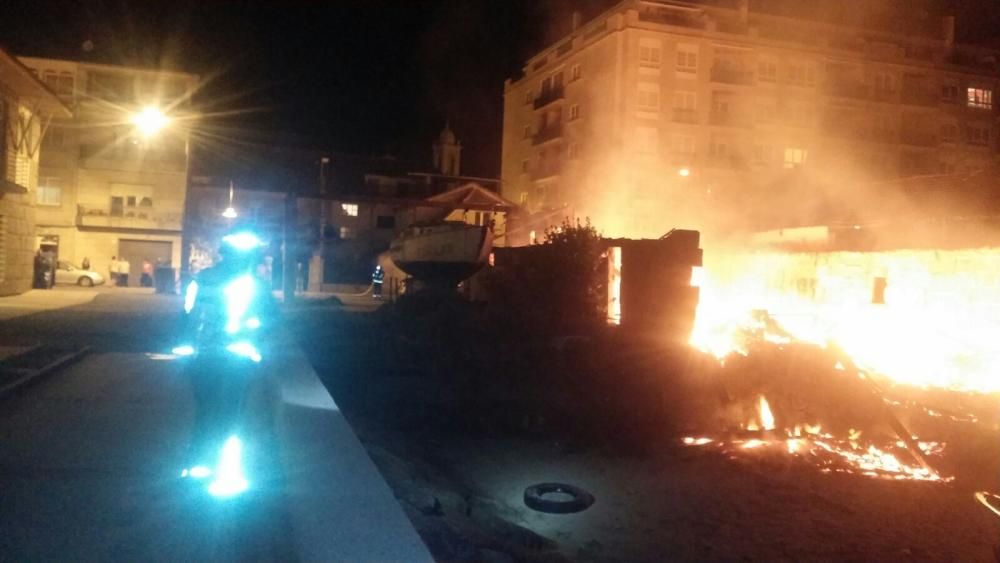 Arde el astillero de Casqueiro en Moaña