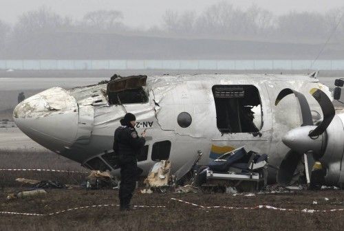 Vista general del avión de doble hélice Antonov que se estrelló durante un aterrizaje de emergencia en Donetsk