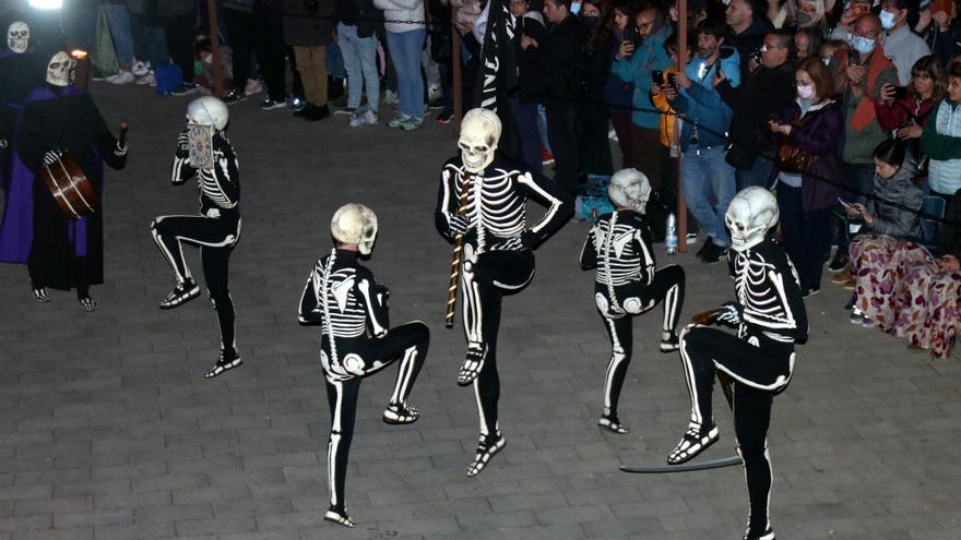 La Mort torna a dansar pels carrers de Verges després de dos anys sense processó arran de la pandèmia