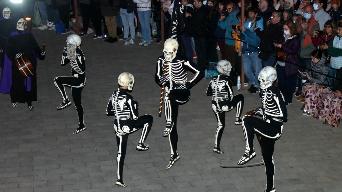 Els integrants de la Dansa de la Mort, ballant al so del tabal durant la processó d&#039;aquest Dijous Sant a Verges