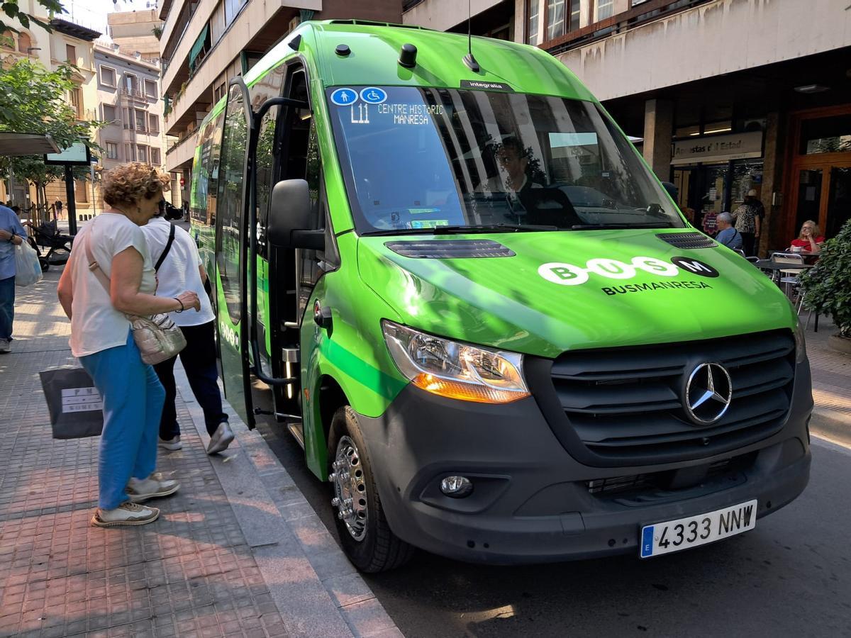 Aturada a la parada de bus del carrer de Pompeu Fabra