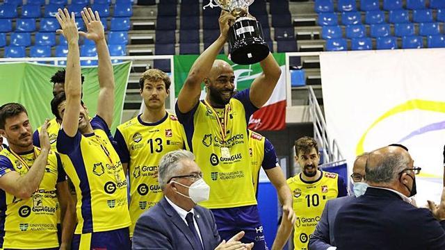 Moisés Cezar levanta la copa, con Juan Ruiz, justo debajo del capitán. | | RFEVB