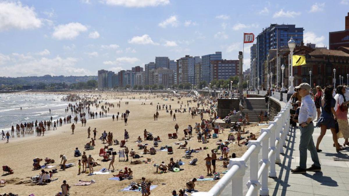 La ola de calor aprieta en Asturias: paraguas al sol, agua y fuentes para combatir los casi 40 grados