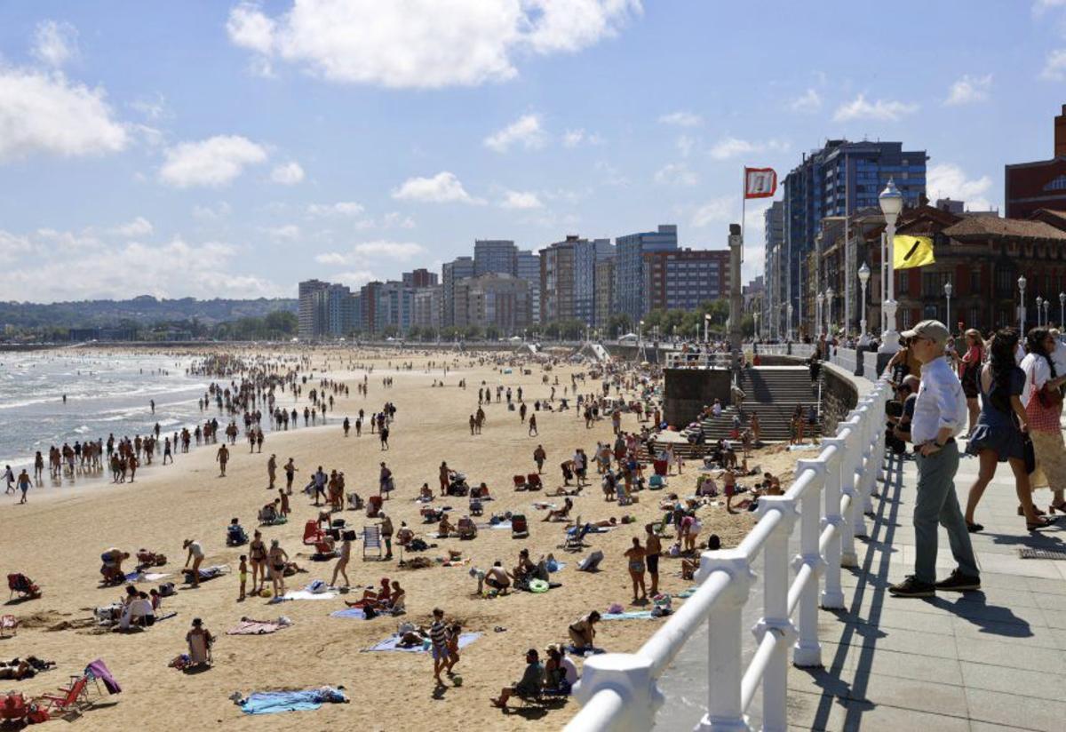 Vista de la playa de San Lorenzo y del paseo del Muro, ayer. | MARCOS LEÓN