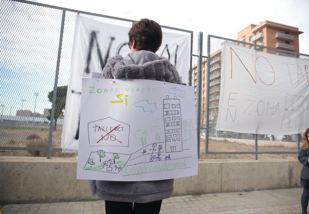 Manifestación vecinal en contra de los talleres de la T2 en Quatre Carreres