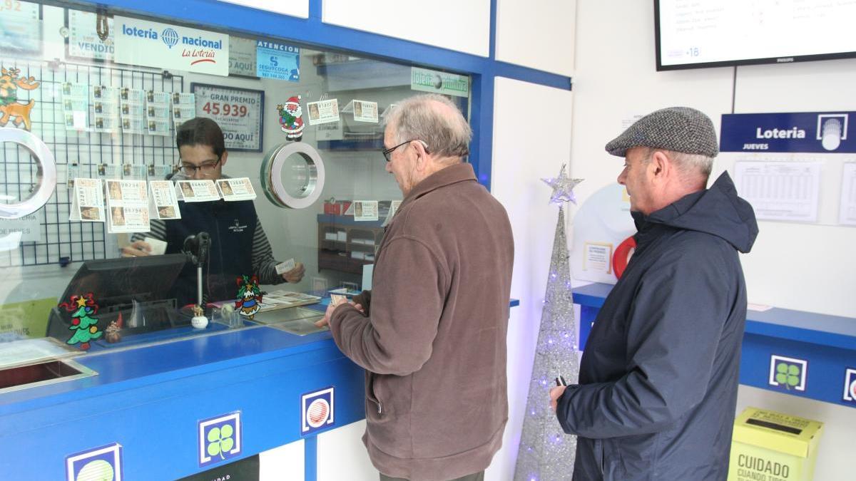 Clientes de la administración trasdezana.