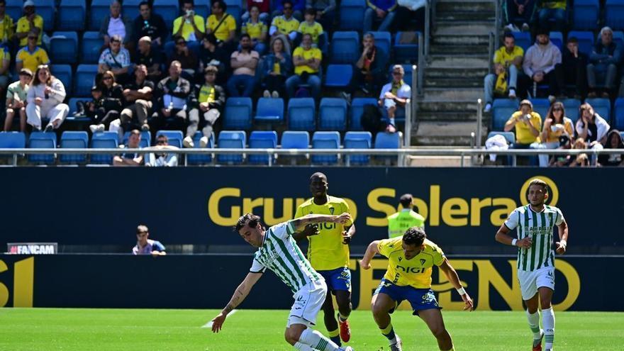 Sergi Guardiola, a todo tren en el Córdoba CF: irrupción estelar en mediapunta y sancionado para recibir al Zaragoza