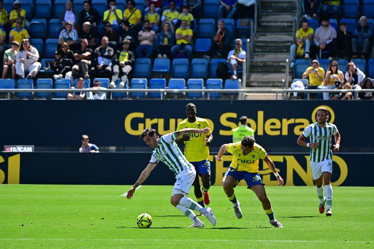 Sergi Guardiola protege el esférico durante un lance del Cádiz-Córdoba CF.