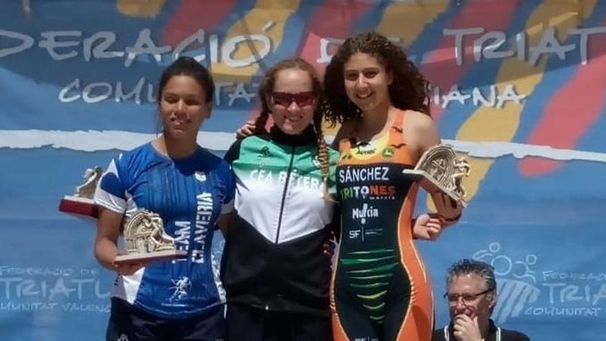 Paula Sánchez, una cadete en el podio absoluto del Triatlón de Orihuela