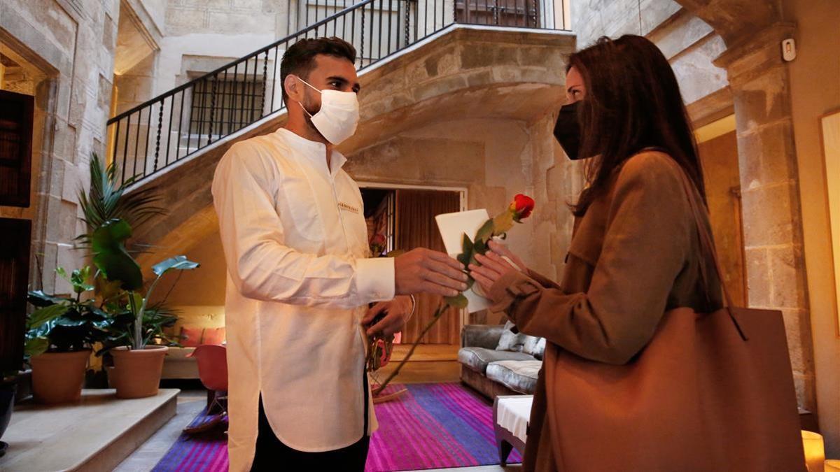 Preparativos de reapertura del Hotel Neri y entrega de las primeras rosas.