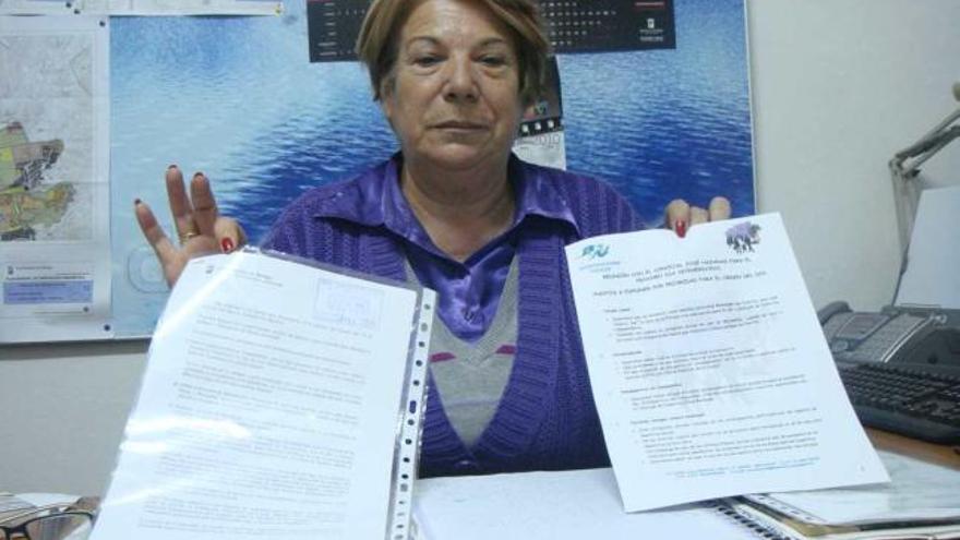 Campanillas. La presidenta vecinal Carmela Fernández con las 17 peticiones al distrito.