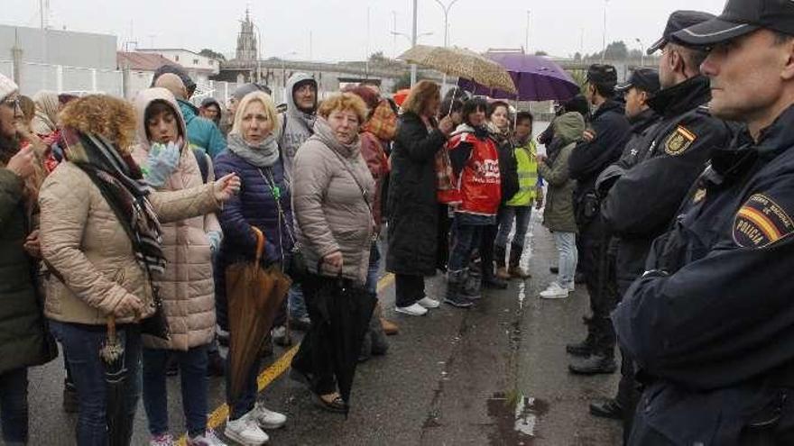 Trabajadoras ante la Policía Nacional, en Marín durante la última jornada de huelga. // Santos Álvarez