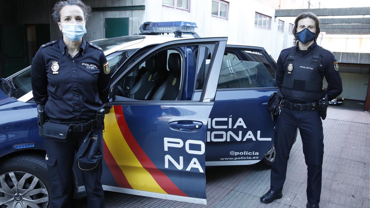 Los dos agentes, con el uniforme en Comisaría.