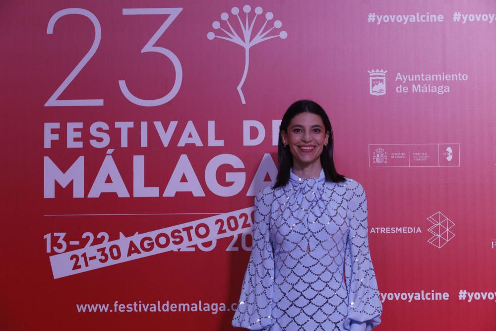 Sin los gritos y los móviles de los (jóvenes) aficionados al cine en los aledaños del Cervantes, comenzó el Festival de Málaga con un photocall sin alfombra roja pero con el glamour del Hotel Miramar.