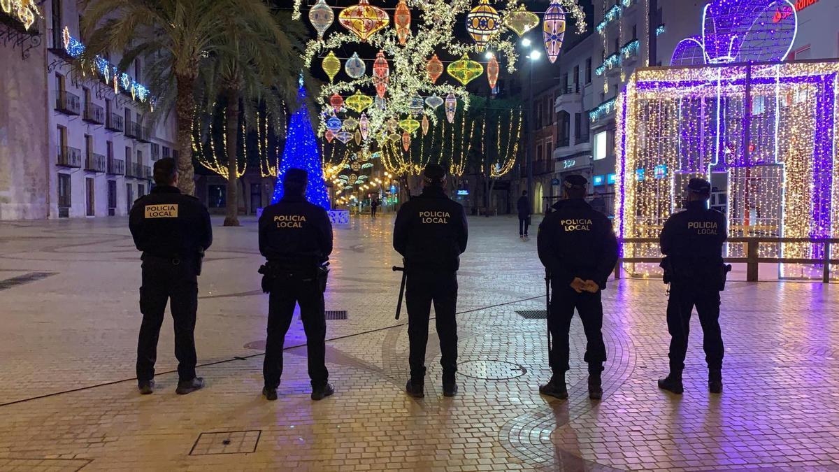 Agentes de la Policía Local de Elche en la Plaça de Baix tras el cierre