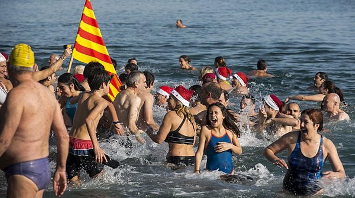 A Barcelona fan el primer bany de l’any amb l’aigua a 13 graus.