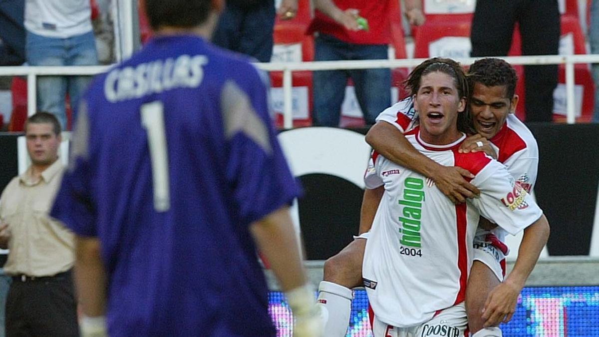 Sergio Ramos celebra con Dani Alves el gol que le marcó a Iker Casillas en el Sevilla-Real Madrid (2-2) del 14 de mayo de 2005.