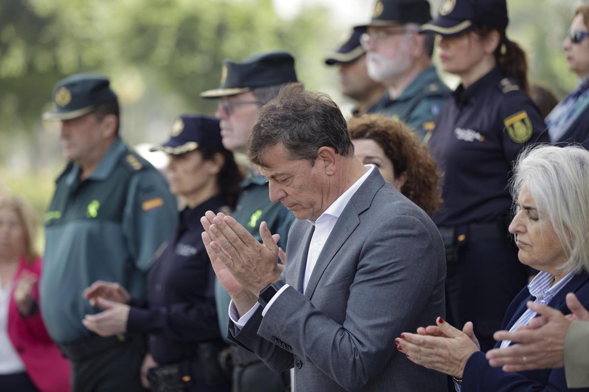 Minuto de silencio en la Delegación del Gobierno de Galicia, este mediodía.