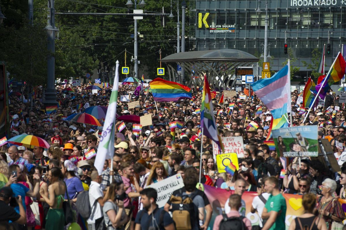 Decenas de miles de personas marchan en el Orgullo de Budapest desafiando a Orbán