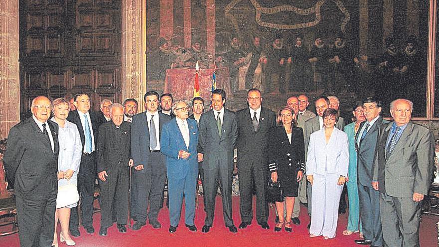 La primera de la AVL composició, amb Zaplana, en 2001