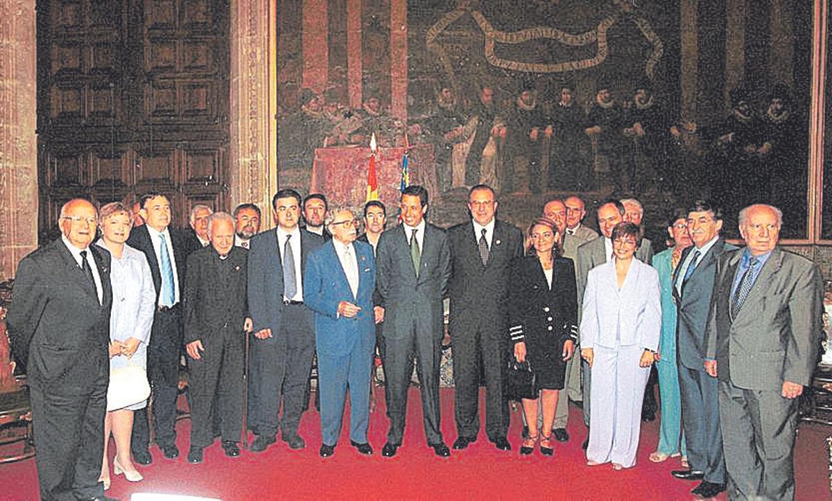 La primera de la AVL composició, amb Zaplana, en 2001