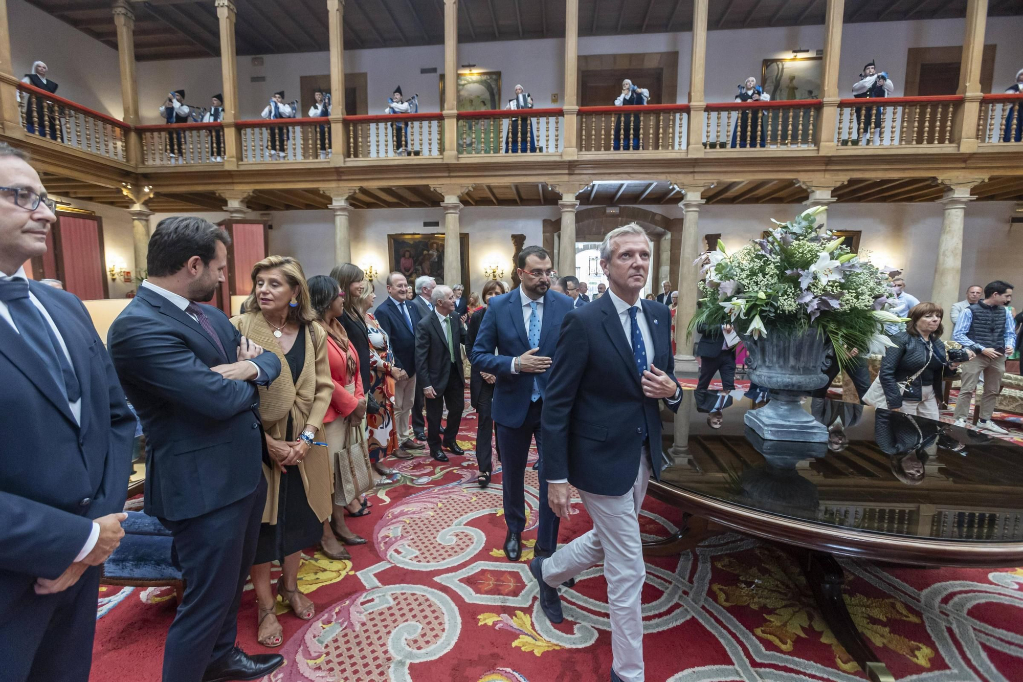 La Asociación Día de Galicia en Asturias entrega su medalla de oro a Adrián Barbón y Carmen Moriyón