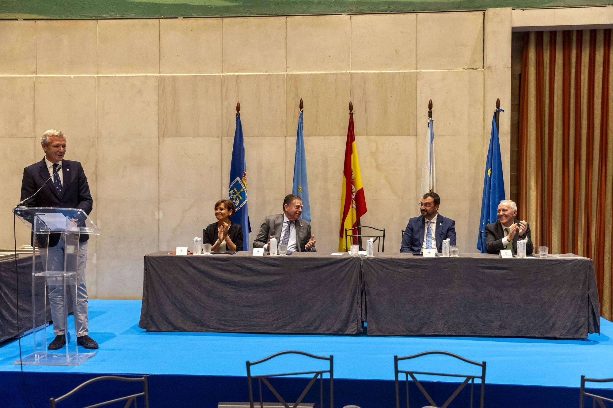 La Asociación Día de Galicia en Asturias entrega su medalla de oro a Adrián Barbón y Carmen Moriyón